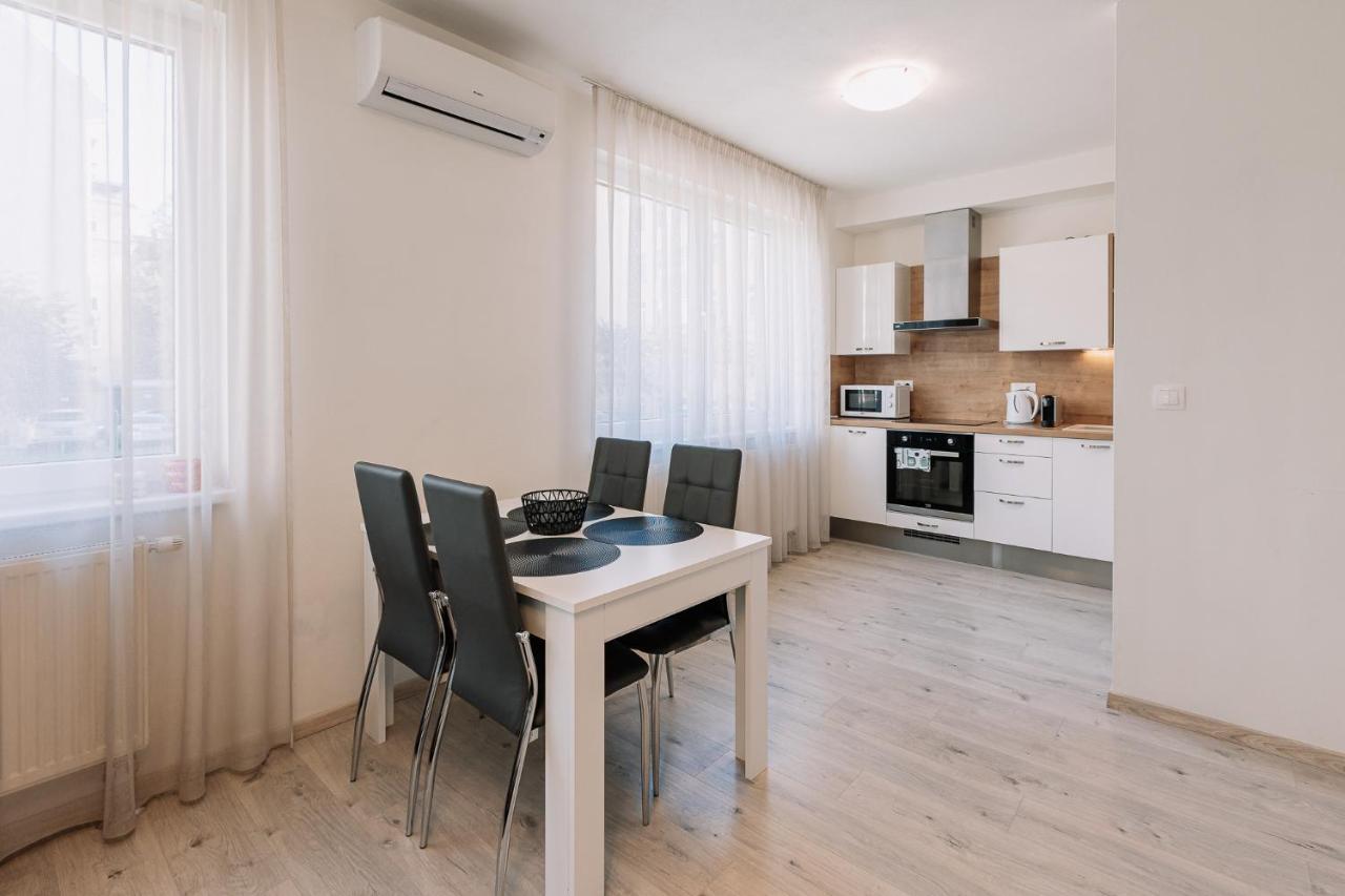 Skau 1 Old Town Family & Business Apartment Free Parking Bratislava Esterno foto