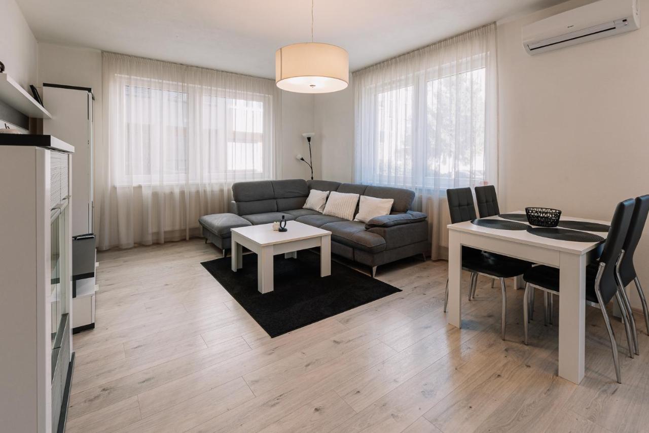 Skau 1 Old Town Family & Business Apartment Free Parking Bratislava Esterno foto